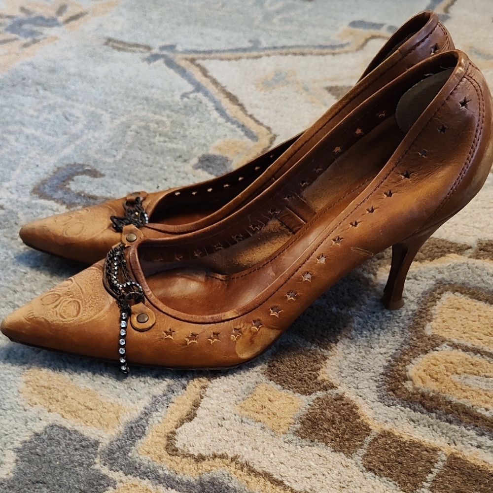 Pedro Garcia Brown Pointed Toe Star-Cut Heels with Decorative Accent - Picture 6 of 10